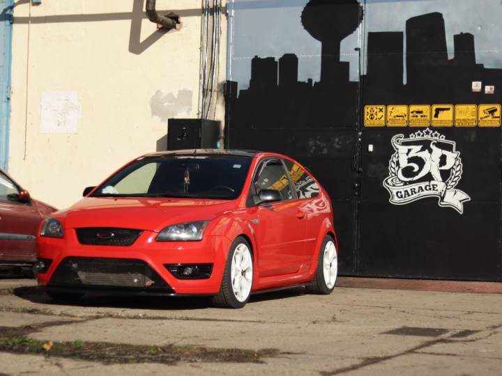 TECKWRAP CG06-HD Racing Red lakk autófólia - Ford Focus ST - 3 - Fotó - {PHOTO}