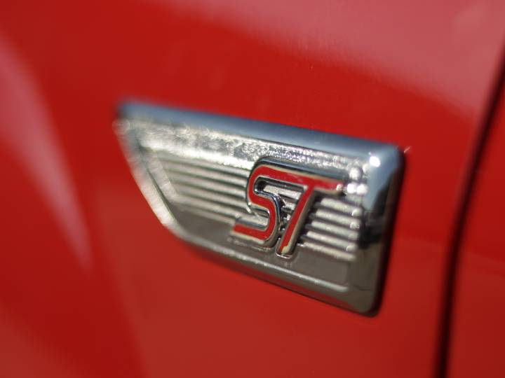 TECKWRAP CG06-HD Racing Red lakk autófólia - Ford Focus ST - 5 - Fotó - {PHOTO}