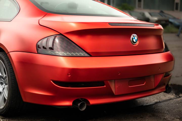 TECKWRAP VCH401-S Crimson Red matt króm autófólia - BMW 6 Coupe - 6 - Kép TECKWRAP VCH401-S Crimson Red matt króm autófólia - BMW 6 Coupe - 6 - Fotó - {PHOTO}