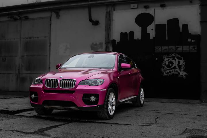 TECKWRAP VCH404-S Hot Pink matt króm autófólia - BMW X6 - 10 - Kép BMW X6 autófóliázás TECKWRAP VCH404-S Hot Pink matt króm autófóliával kültéren - {PHOTO}