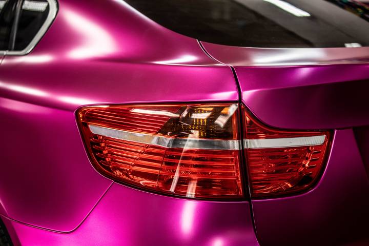 TECKWRAP VCH404-S Hot Pink matt króm autófólia - BMW X6 - 11 - Kép BMW X6 hátulja TECKWRAP VCH404-S Hot Pink matt króm autófóliával beltéren - {PHOTO}