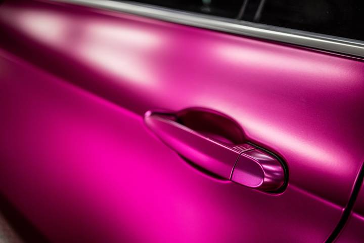 TECKWRAP VCH404-S Hot Pink matt króm autófólia - BMW X6 - 12 - Kép BMW X6 kilincse TECKWRAP VCH404-S Hot Pink matt króm autófóliával beltéren - {PHOTO}