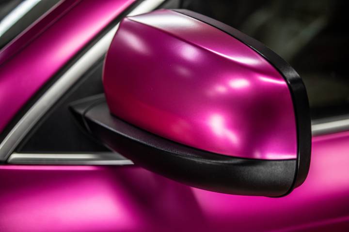 TECKWRAP VCH404-S Hot Pink matt króm autófólia - BMW X6 - 13 - Kép BMW X6 tükre TECKWRAP VCH404-S Hot Pink matt króm autófóliával beltéren - {PHOTO}