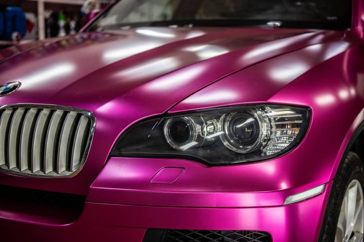 TECKWRAP VCH404-S Hot Pink matt króm autófólia - BMW X6 - 14 - Kép BMW X6 eleje TECKWRAP VCH404-S Hot Pink matt króm autófóliával beltéren - {PHOTO}
