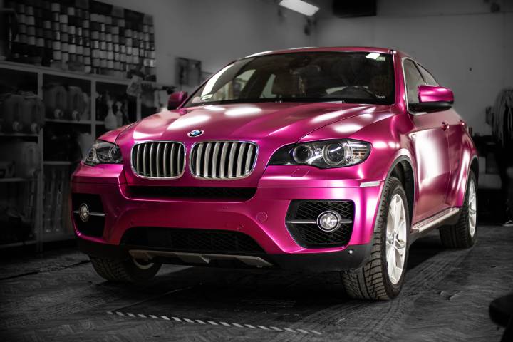 TECKWRAP VCH404-S Hot Pink matt króm autófólia - BMW X6 - 15 - Kép BMW X6 autófóliázás TECKWRAP VCH404-S Hot Pink matt króm autófóliával beltéren - {PHOTO}