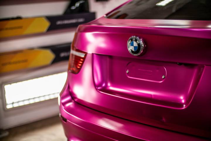 TECKWRAP VCH404-S Hot Pink matt króm autófólia - BMW X6 - 16 - Kép BMW X6 hátulja TECKWRAP VCH404-S Hot Pink matt króm autófóliával beltéren jobbról - {PHOTO}