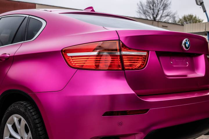TECKWRAP VCH404-S Hot Pink matt króm autófólia - BMW X6 - 5 - Kép BMW X6 hátulja TECKWRAP VCH404-S Hot Pink matt króm autófóliával kültéren - {PHOTO}
