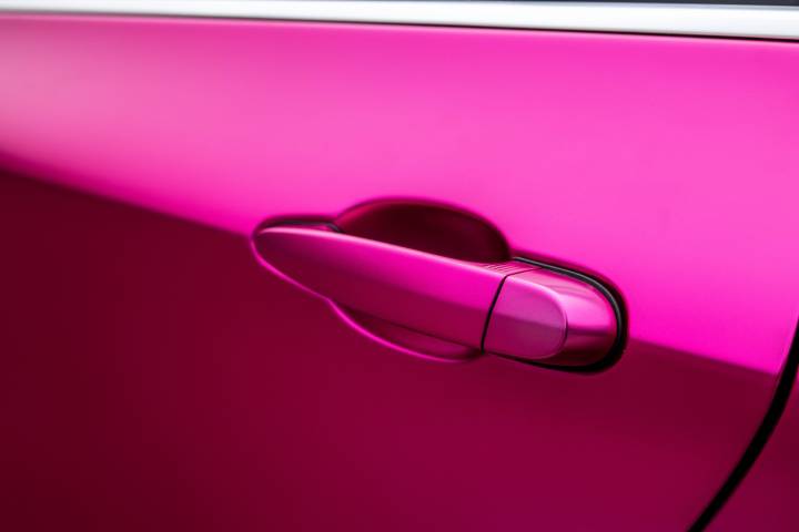TECKWRAP VCH404-S Hot Pink matt króm autófólia - BMW X6 - 6 - Kép BMW X6 kilincse TECKWRAP VCH404-S Hot Pink matt króm autófóliával kültéren - {PHOTO}
