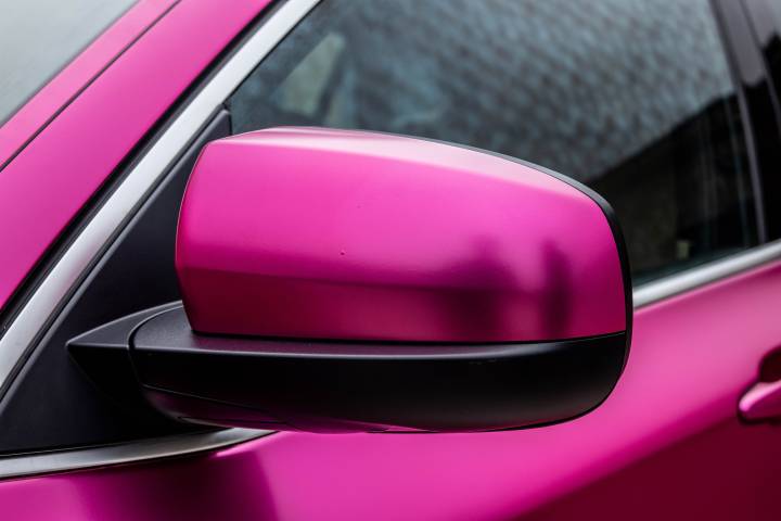 TECKWRAP VCH404-S Hot Pink matt króm autófólia - BMW X6 - 7 - Kép BMW X6 tükre TECKWRAP VCH404-S Hot Pink matt króm autófóliával kültéren - {PHOTO}