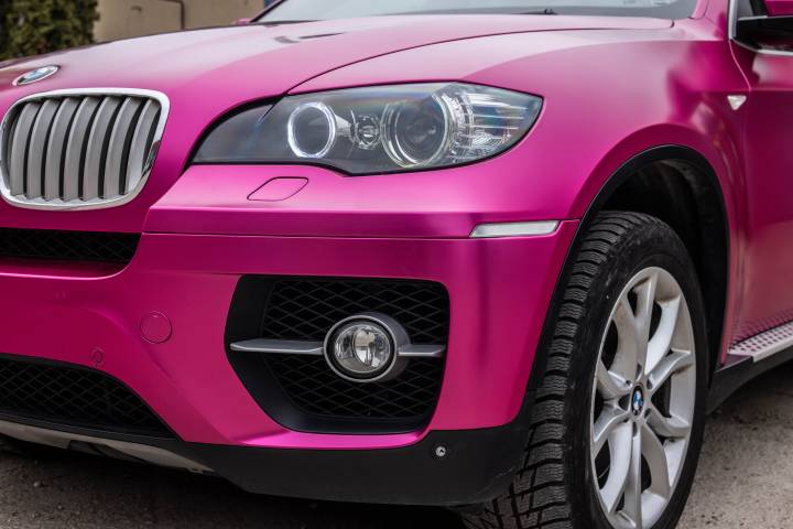 TECKWRAP VCH404-S Hot Pink matt króm autófólia - BMW X6 - 8 - Kép BMW X6 eleje TECKWRAP VCH404-S Hot Pink matt króm autófóliával kültéren - {PHOTO}